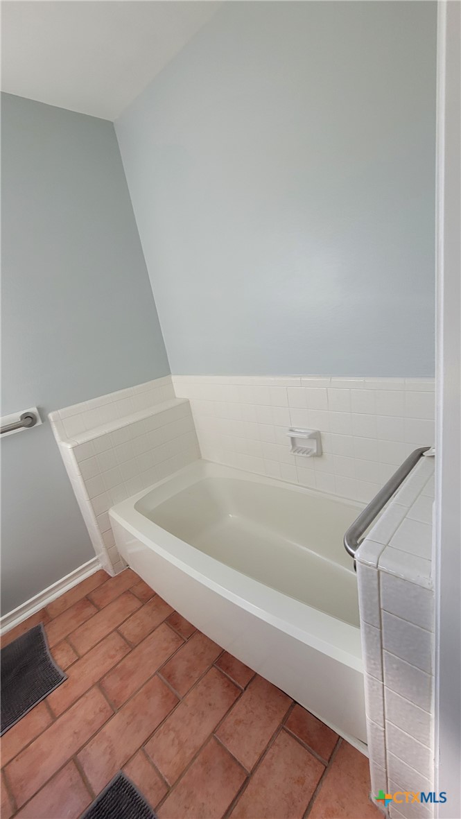 127-129 McAdams Road Goliad, TX 77963 - Photo 28 of 33 a bathroom with a bathtub