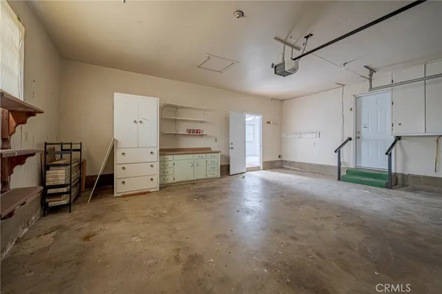 a view of a livingroom with furniture