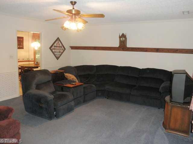 501 Enterprise Road Lexington, NC 27295 - Photo 3 of 16 Living Room.