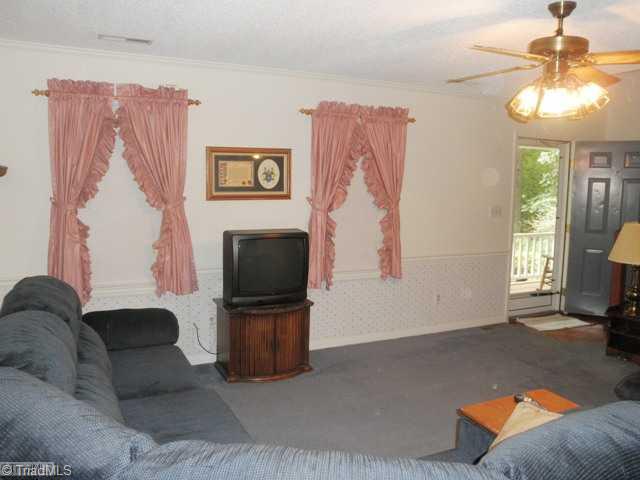 501 Enterprise Road Lexington, NC 27295 - Photo 4 of 16 Living Room.