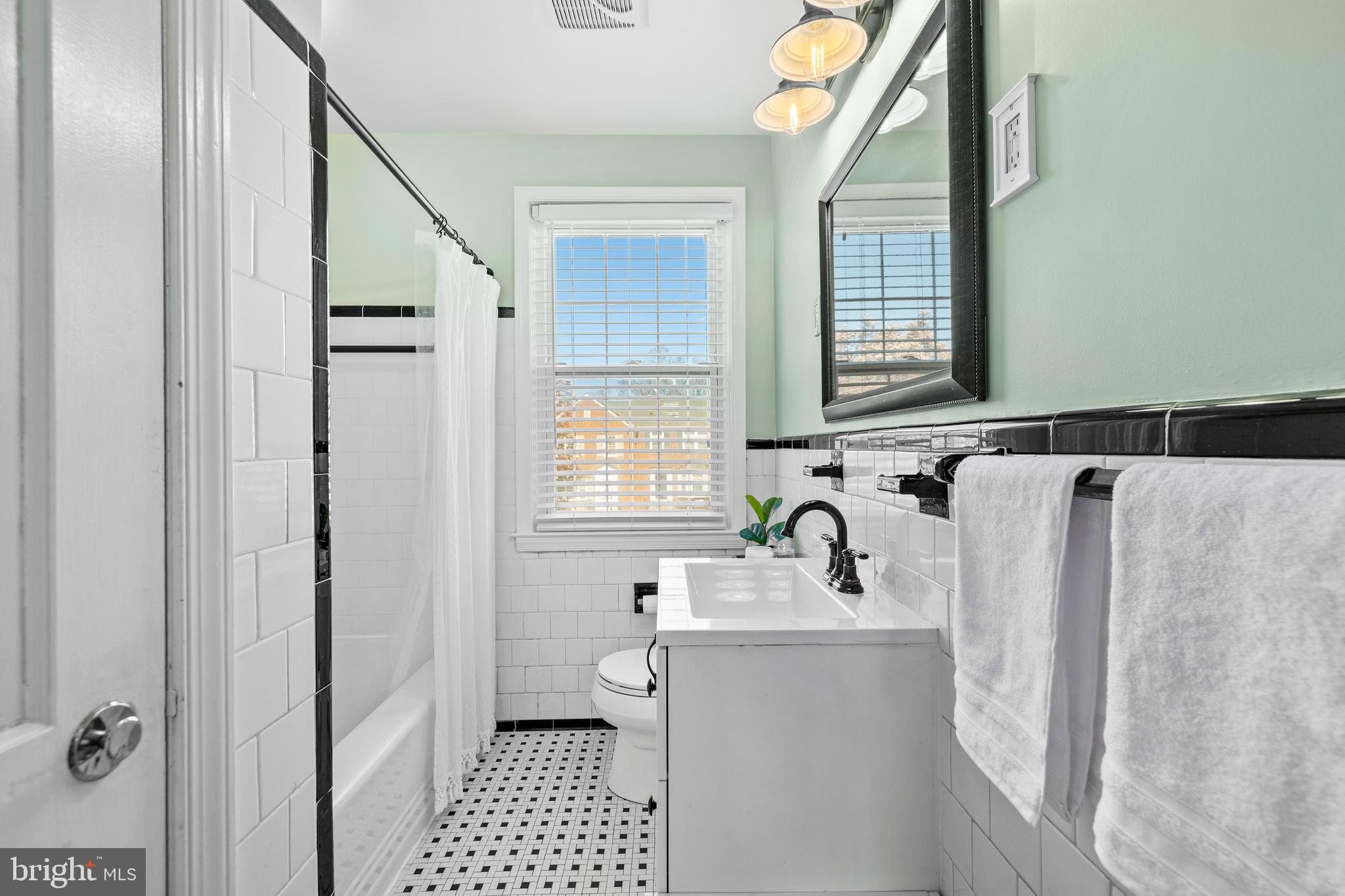 237 Brandon Road Baltimore, MD 21212 - Photo 18 of 27 Hall Bath