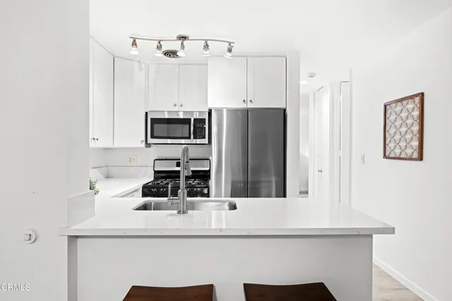 $575,000 | 6355 Green Valley Circle, Unit 101, Culver City, CA 90230