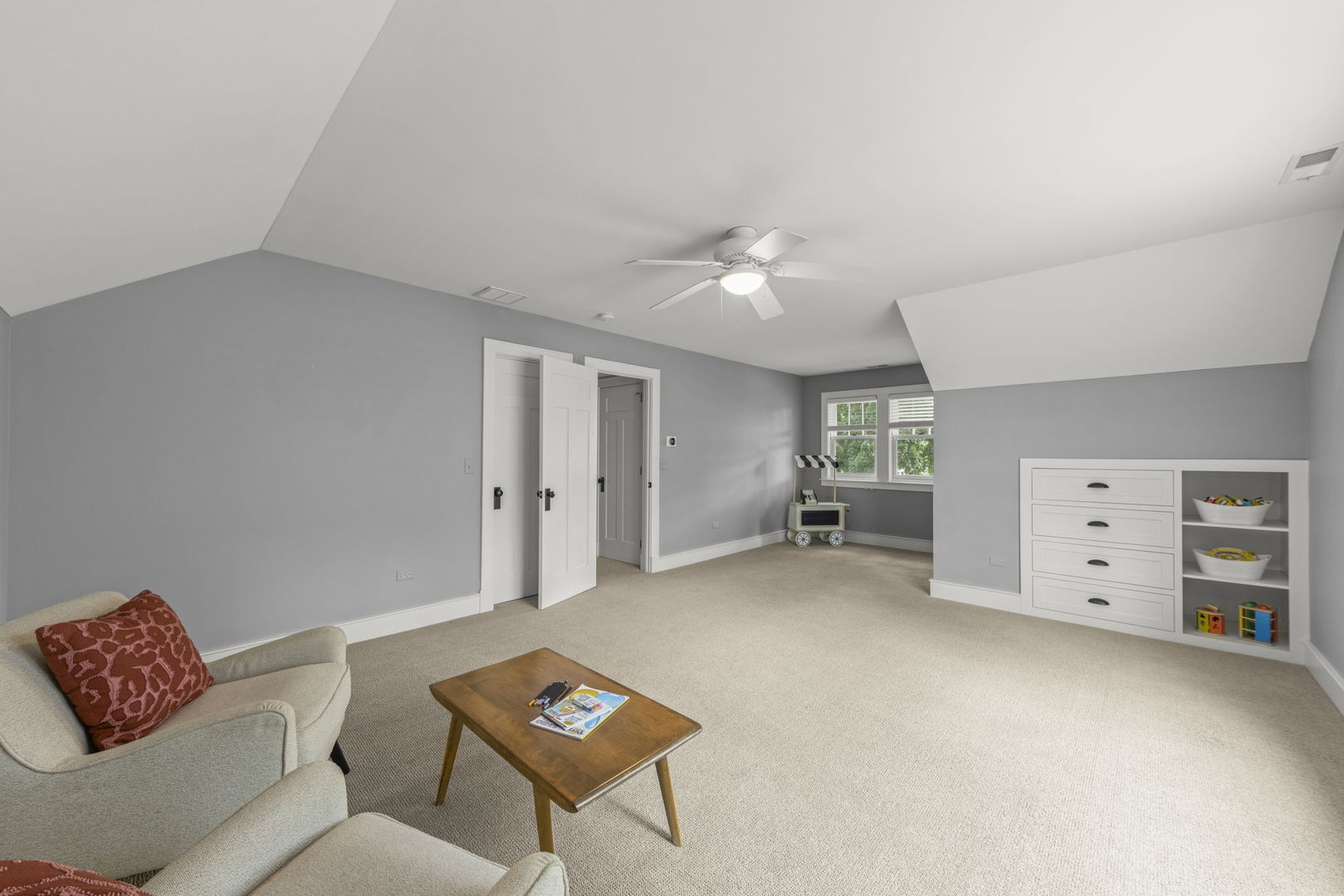 900 East Indiana Street Wheaton, IL 60187 - Photo 33 of 54 a living room with furniture and a lamp