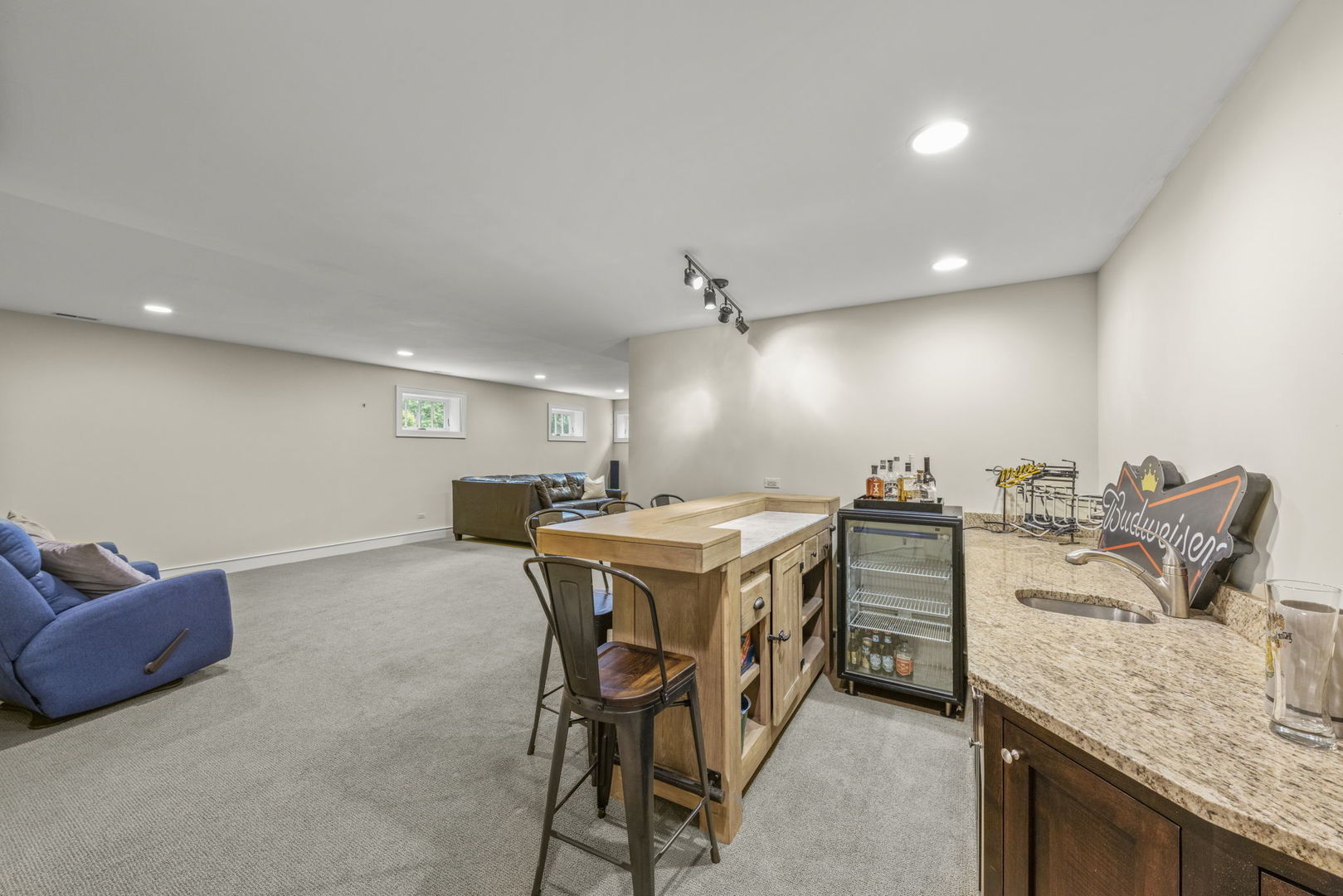 900 East Indiana Street Wheaton, IL 60187 - Photo 34 of 54 a living room with a couch and a table