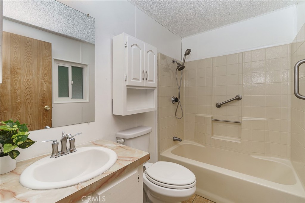2598 Ayala Drive, Unit 42 Rialto, CA 92377 - Photo 19 of 29 Guest Bathroom