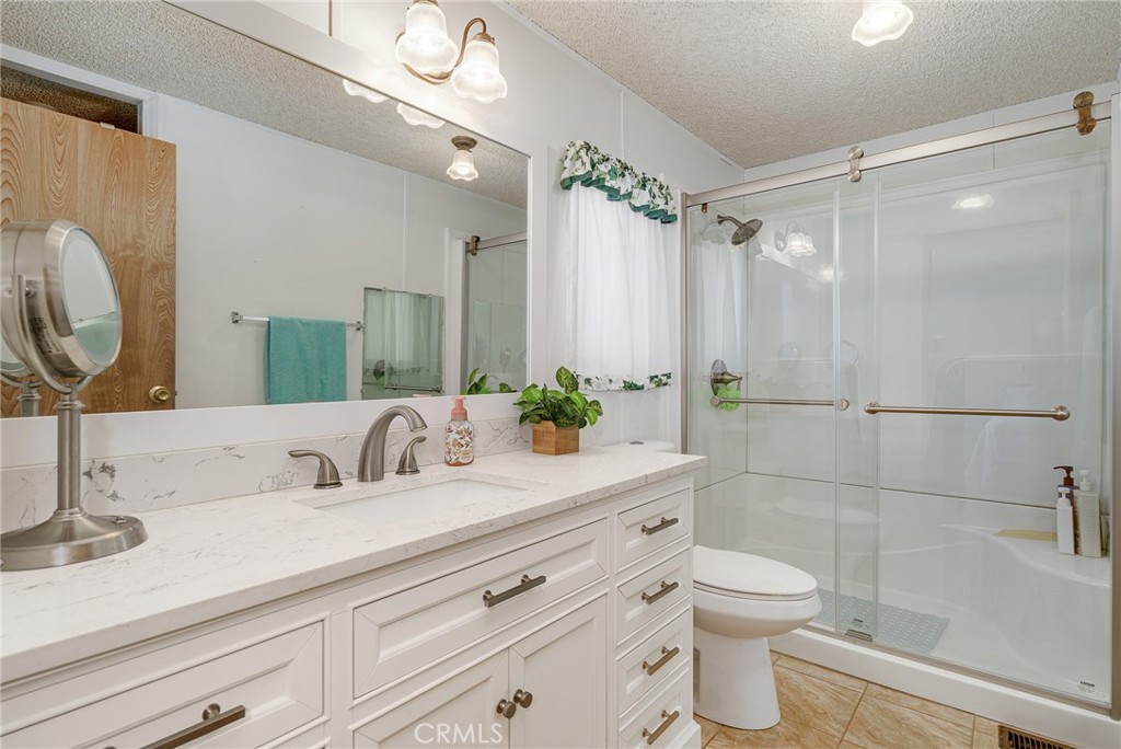 2598 Ayala Drive, Unit 42 Rialto, CA 92377 - Photo 22 of 29 Primary Bathroom