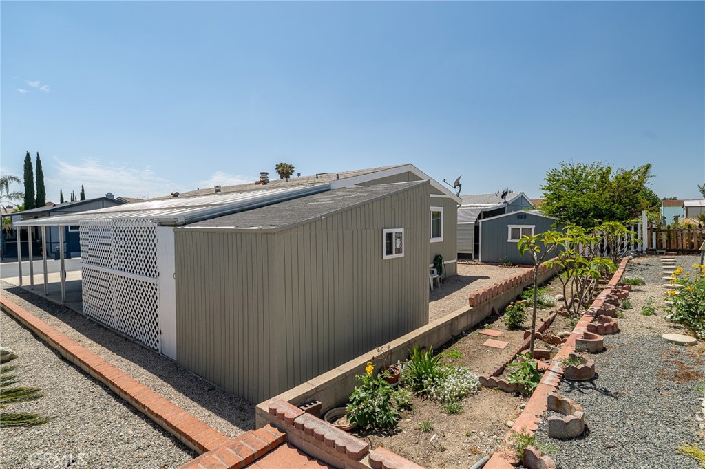 2598 Ayala Drive, Unit 42 Rialto, CA 92377 - Photo 25 of 29 Side Yard