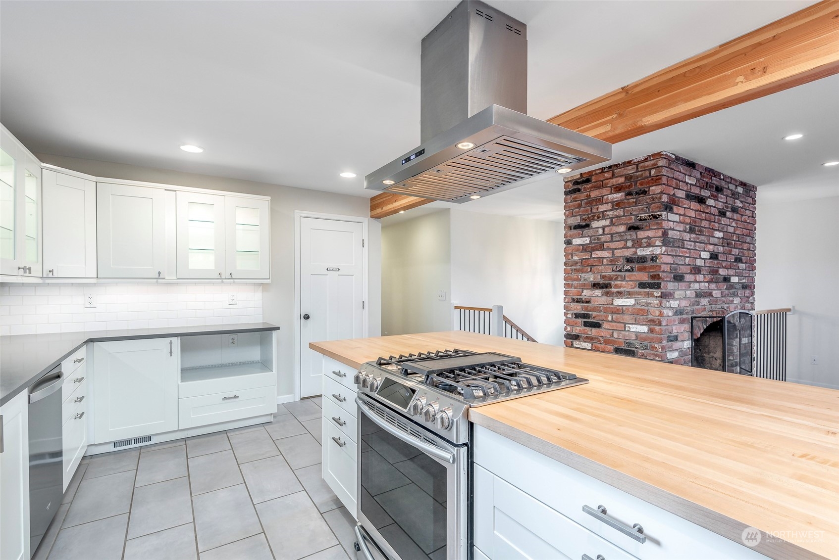 3016 Southwest 325th Place Federal Way, WA 98023 - Photo 5 of 40 a kitchen with a stove and a sink
