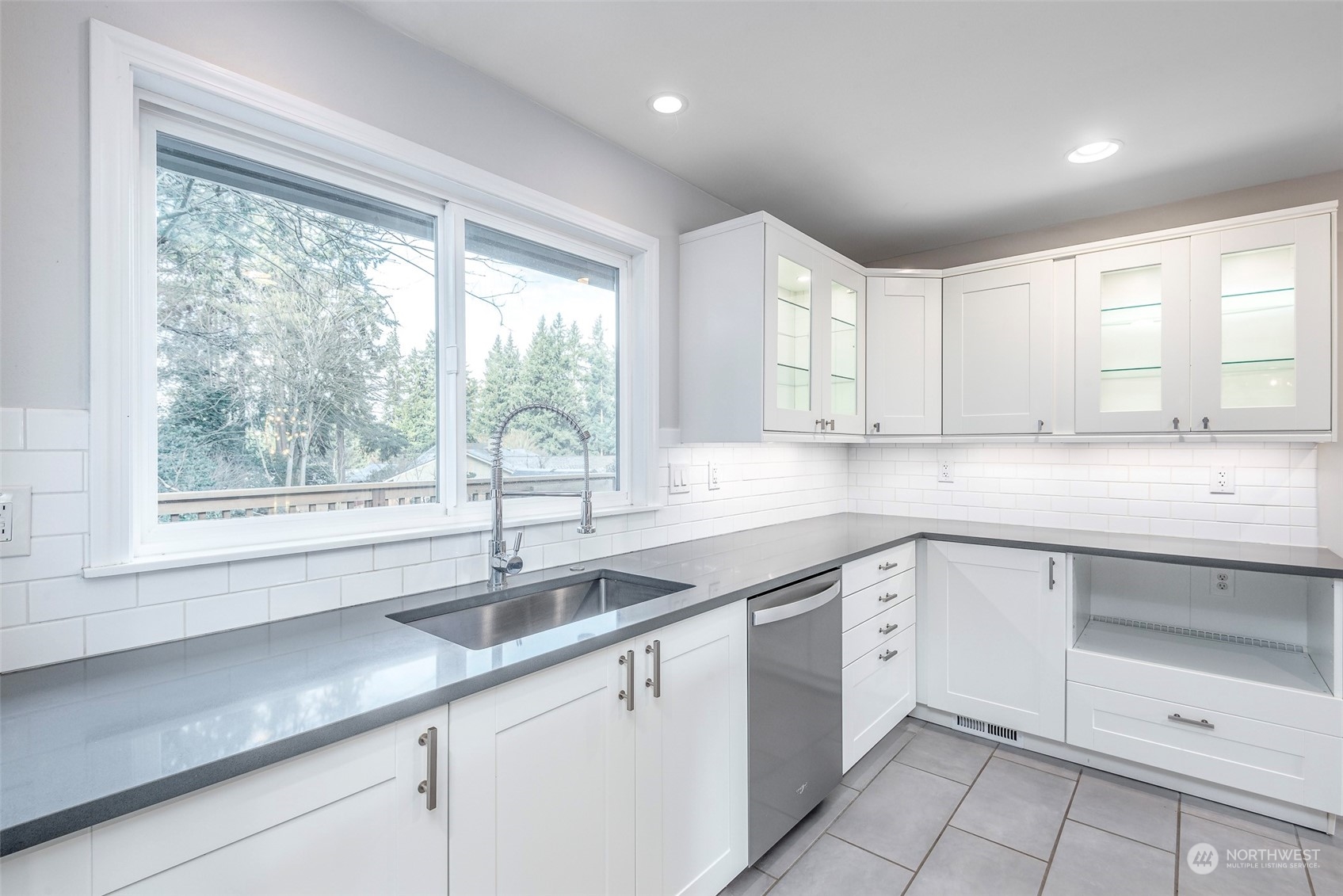 3016 Southwest 325th Place Federal Way, WA 98023 - Photo 7 of 40 a kitchen that has a sink and a window
