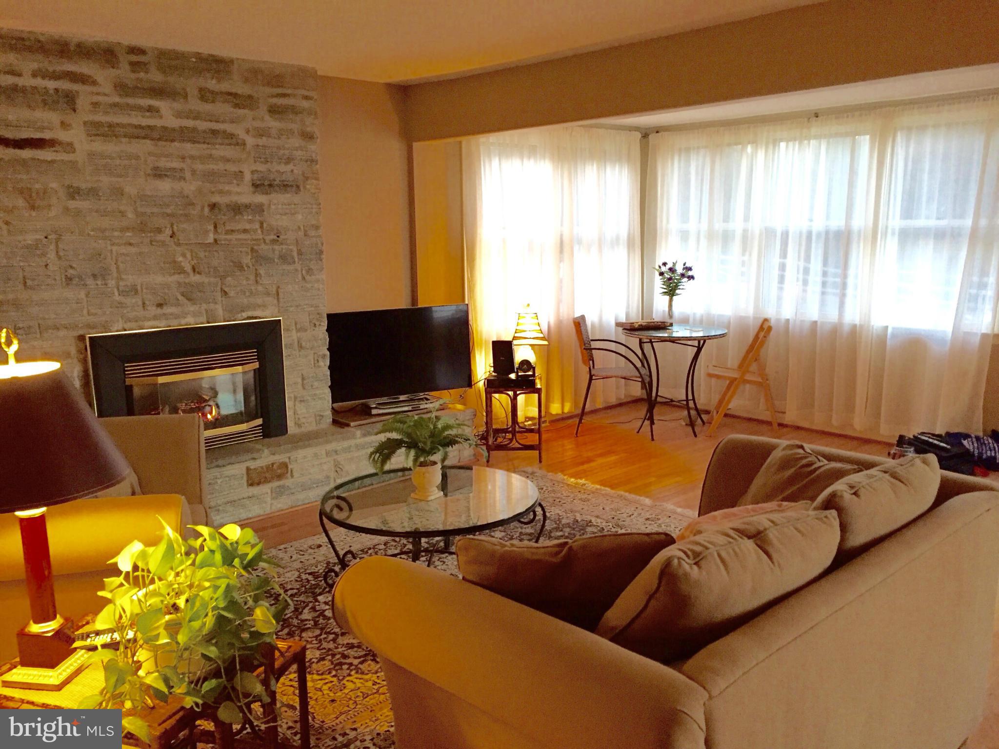 2025 Bay Road Pasadena, MD 21122 - Photo 10 of 30 Living Room