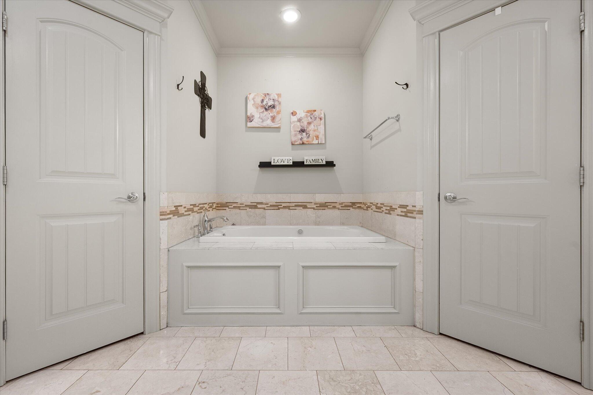 6021 89th Street Lubbock, TX 79424 - Photo 28 of 41 a bathroom with a sink and mirror