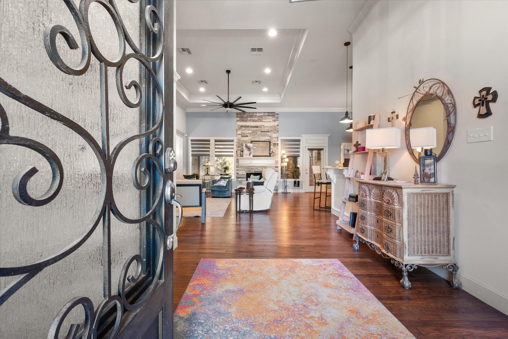 6021 89th Street Lubbock, TX 79424 - Photo 6 of 41 a lobby with furniture and a mirror