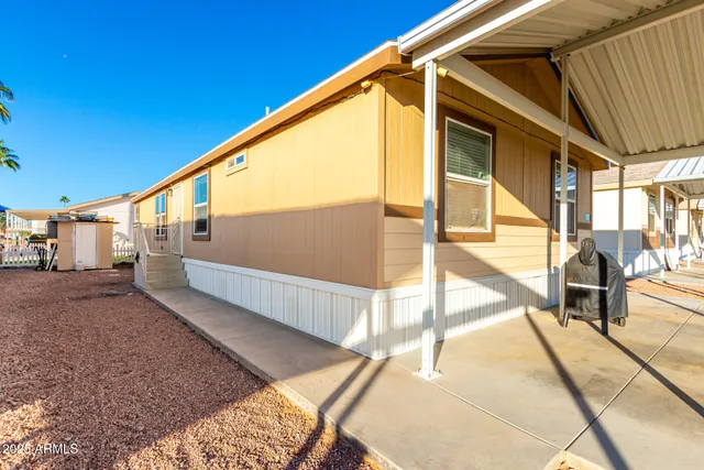 a view of a back yard
