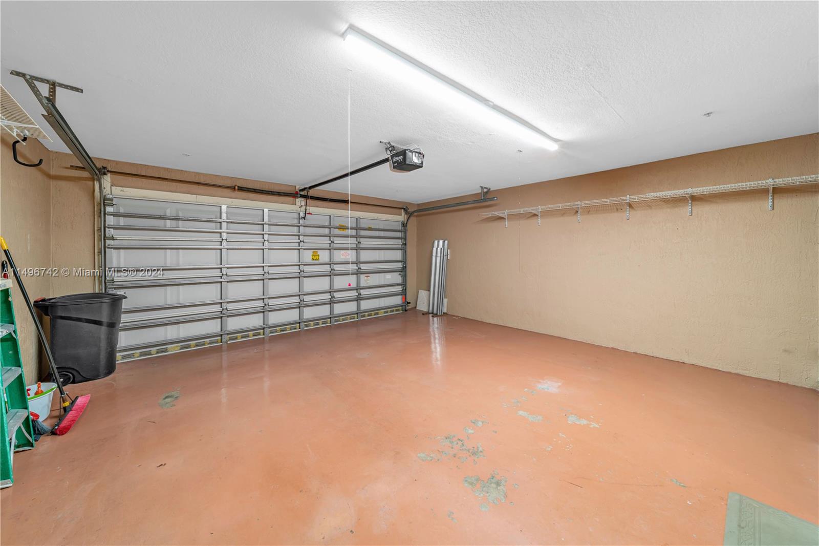2829 Coconut Avenue, Unit 2829 Miami, FL 33133 - Photo 22 of 28 a view of a garage