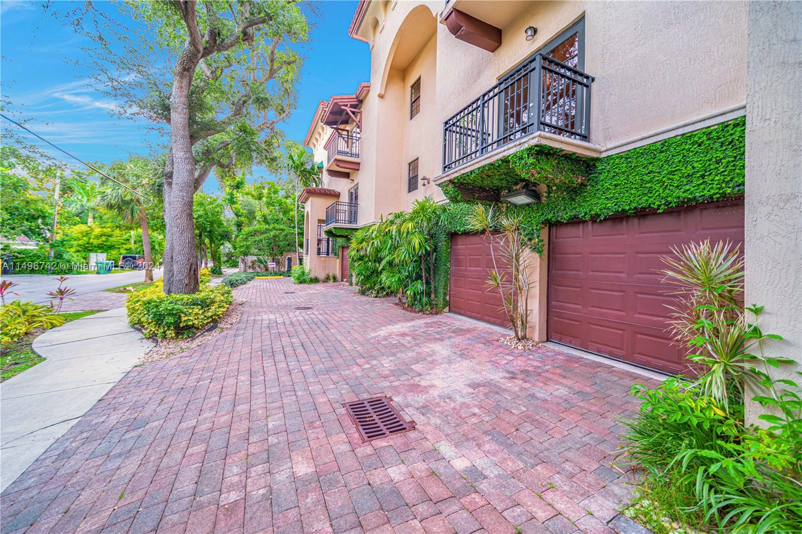 2829 Coconut Avenue, Unit 2829 Miami, FL 33133 - Photo 27 of 28 a view of a yard with potted plants