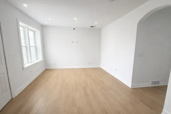 $2,400 | 3340 West Evergreen Avenue, Unit 2R, Chicago, IL 60651