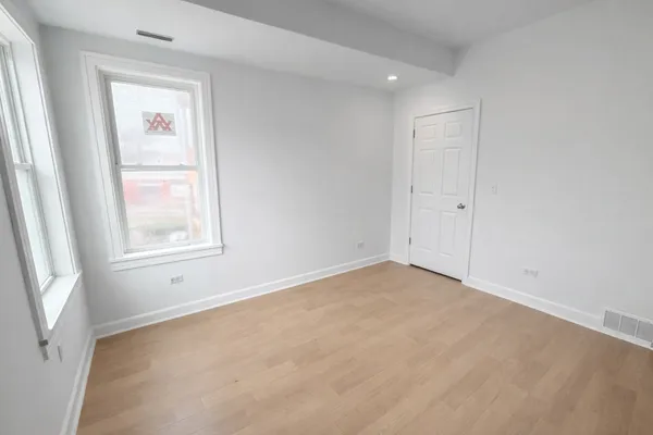 $2,400 | 3340 West Evergreen Avenue, Unit 2R, Chicago, IL 60651
