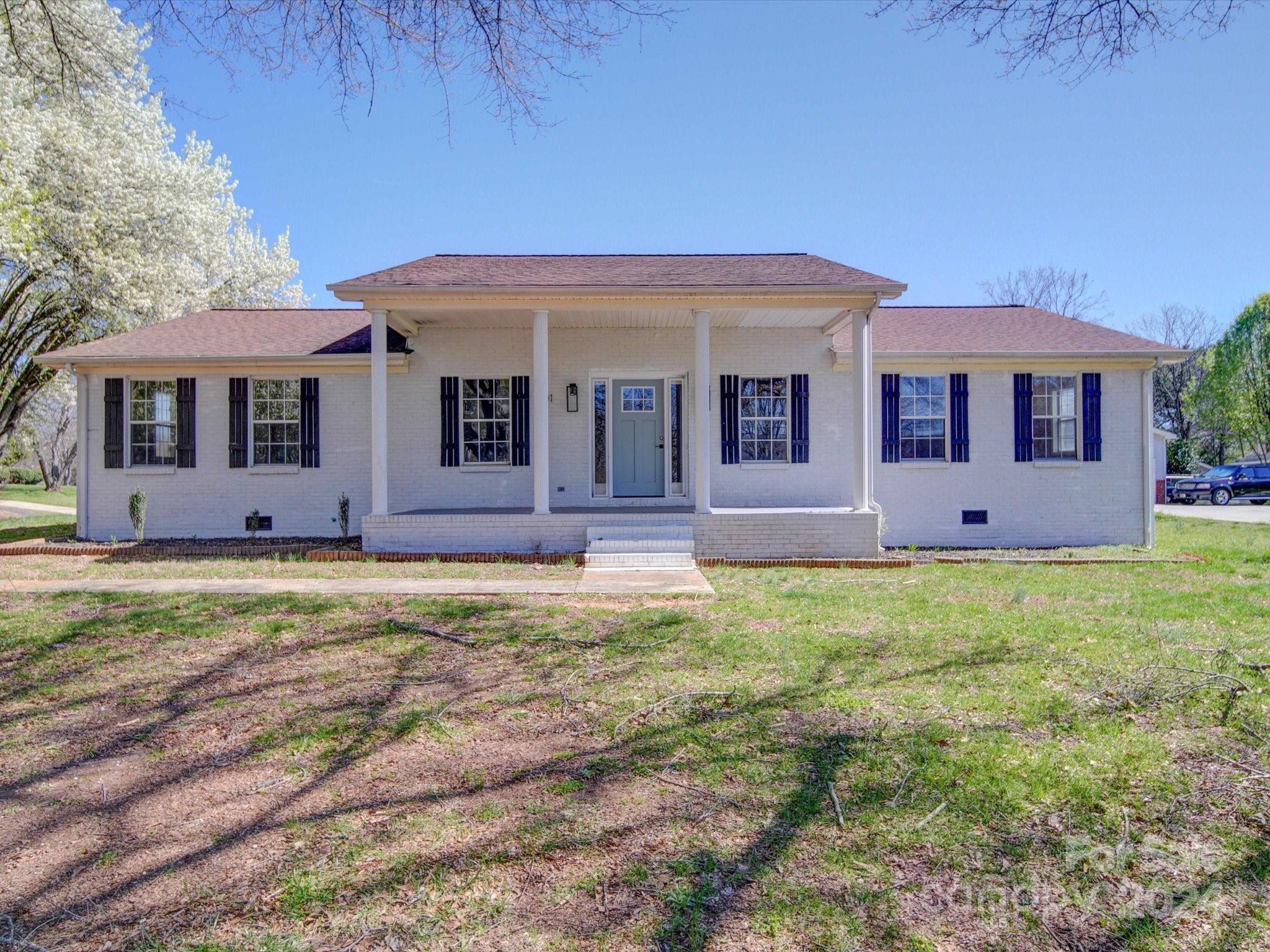 a view of a house with backyard