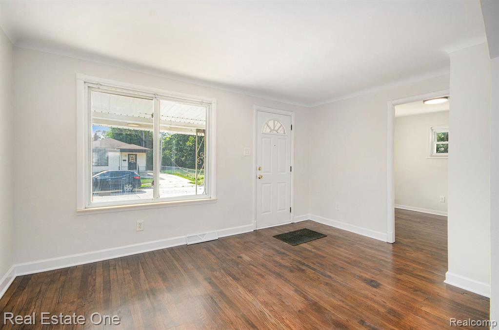 24924 Tuscany Avenue Eastpointe, MI 48021 - Photo 4 of 17