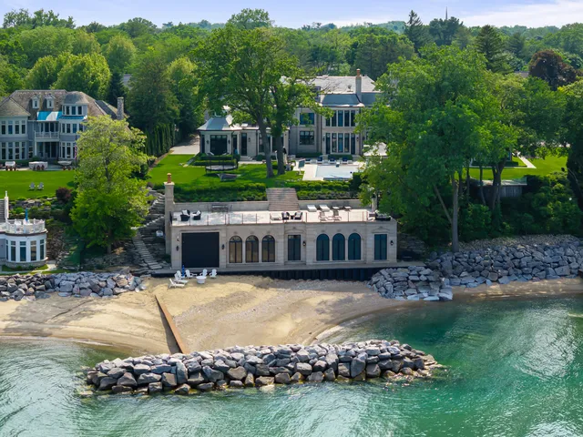 a view of a house with swimming pool and yard
