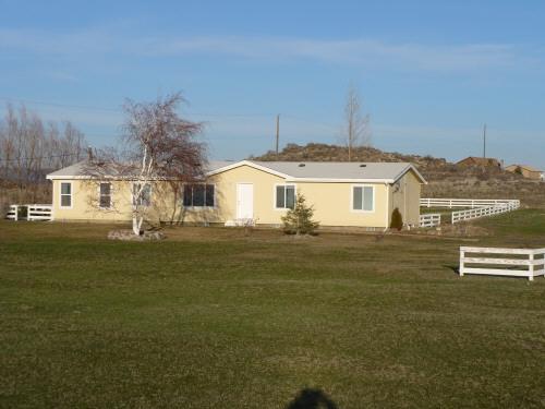 1283 Potter Road Tieton, WA 98947 - Photo 2 of 8 a front view of a house with a garden