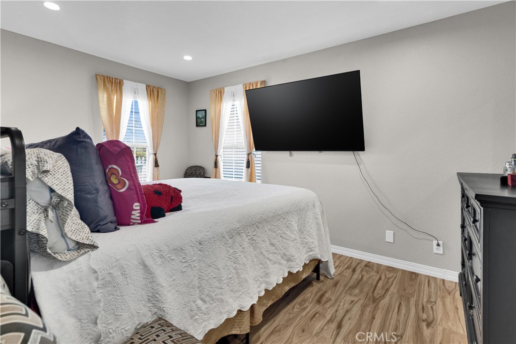 53500 Bradley Lockwood Road Bradley, CA 93426 - Photo 17 of 30 a bedroom with a bed and a flat screen tv