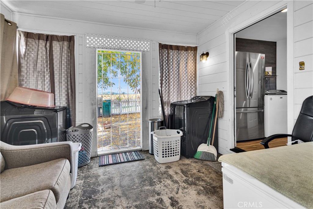 53500 Bradley Lockwood Road Bradley, CA 93426 - Photo 20 of 30 a living room with furniture