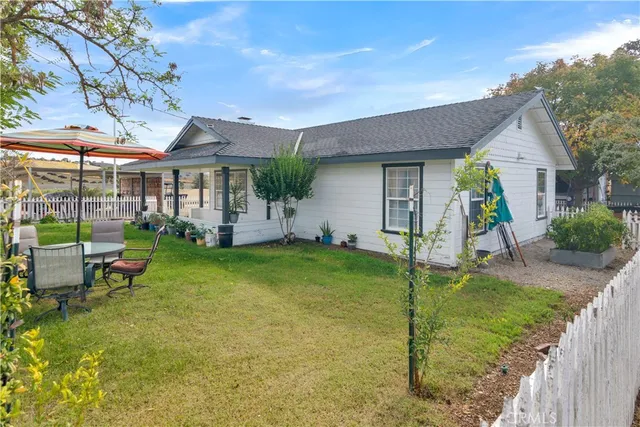 a view of a house with backyard and porch