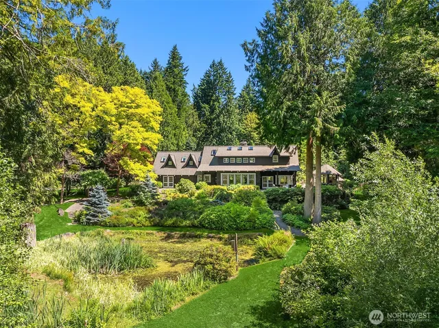 a view of house with a yard
