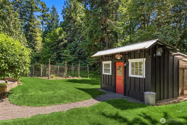 a view of a house with backyard and garden