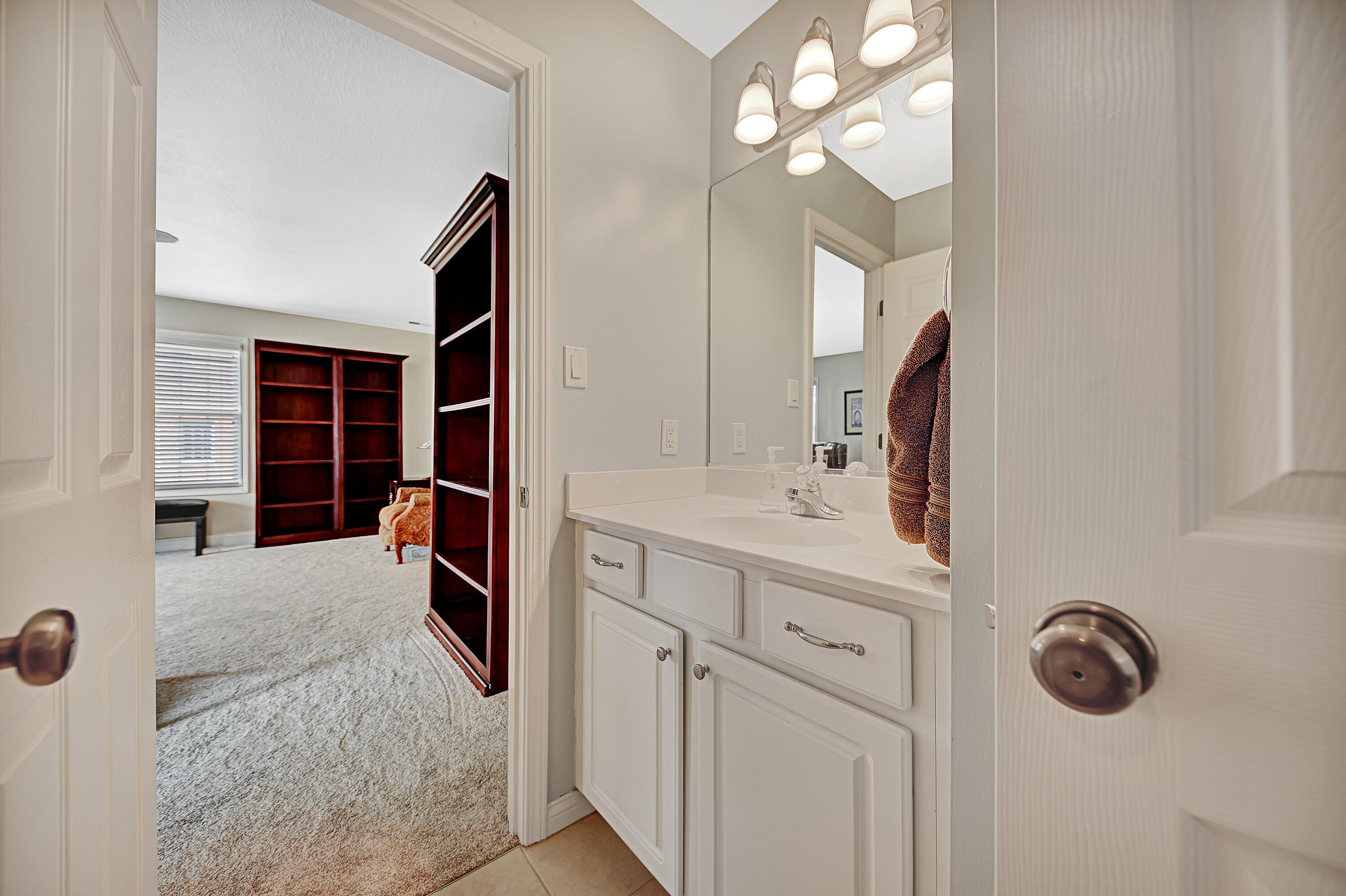 12400 Comblain Road Knoxville, TN 37934 - Photo 21 of 32 Jack N Jill bath upstairs