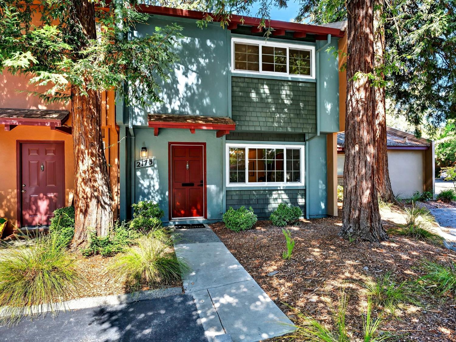 a view of a house with a yard