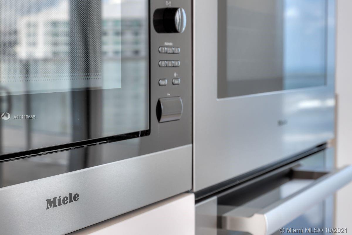 Edgewater Miami, FL 33137 - Photo 38 of 42 a close view of walk in closet