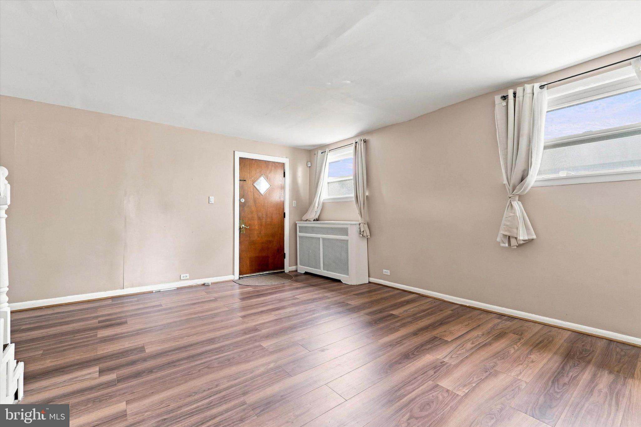 7 Oakley Road Upper Darby, PA 19082 - Photo 6 of 24 Living Room
