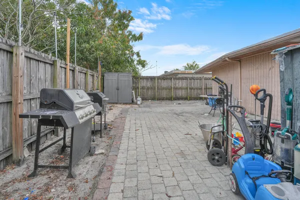 a view of a backyard