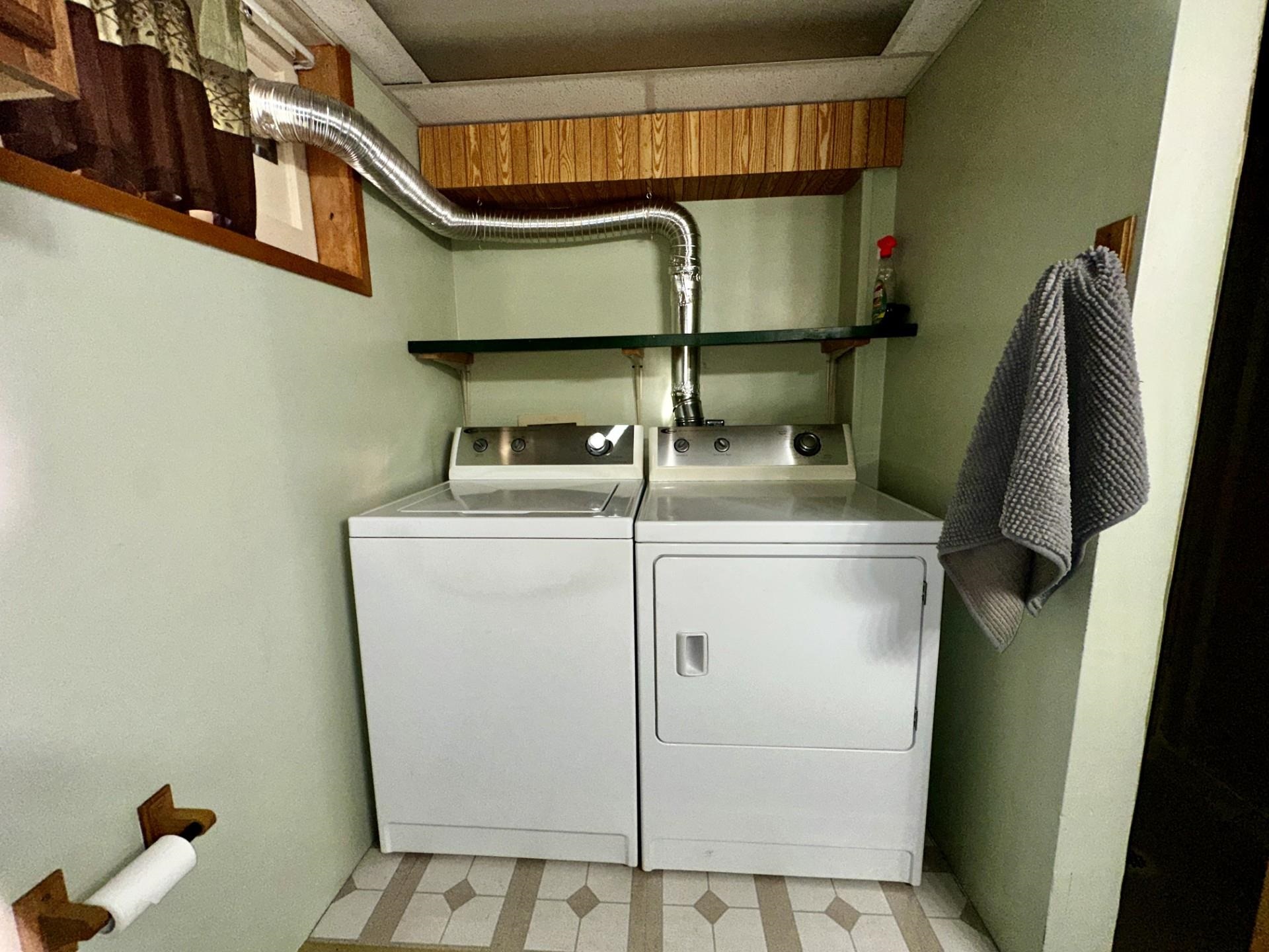 45 North Sunset Avenue Freeport, IL 61032 - Photo 15 of 23 a utility room with dryer and washer