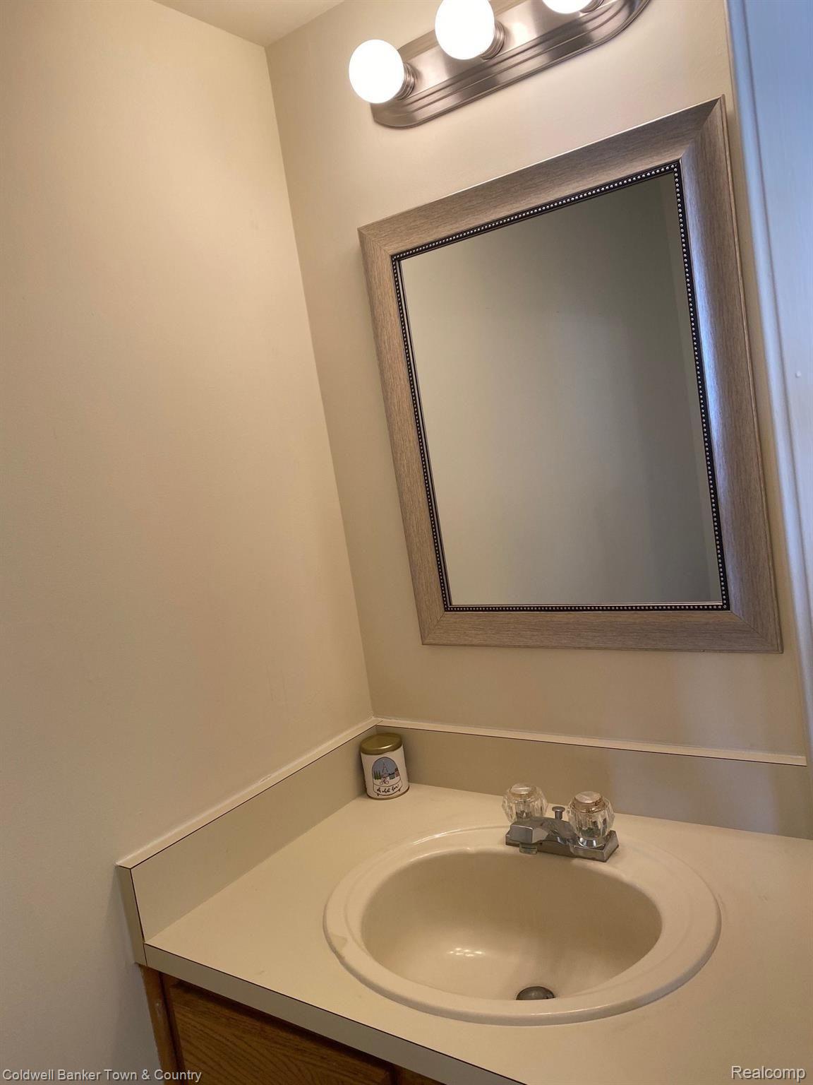 674 Summit Ridge Drive, Unit 17 Milford, MI 48381 - Photo 15 of 51 Half bath