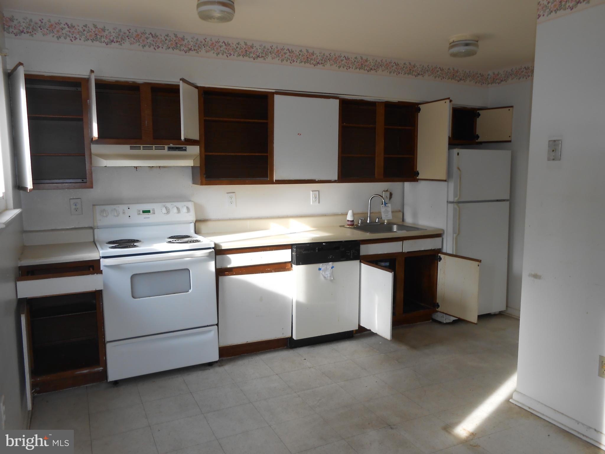 6647 Spring Mill Circle Baltimore, MD 21207 - Photo 3 of 8 Kitchen