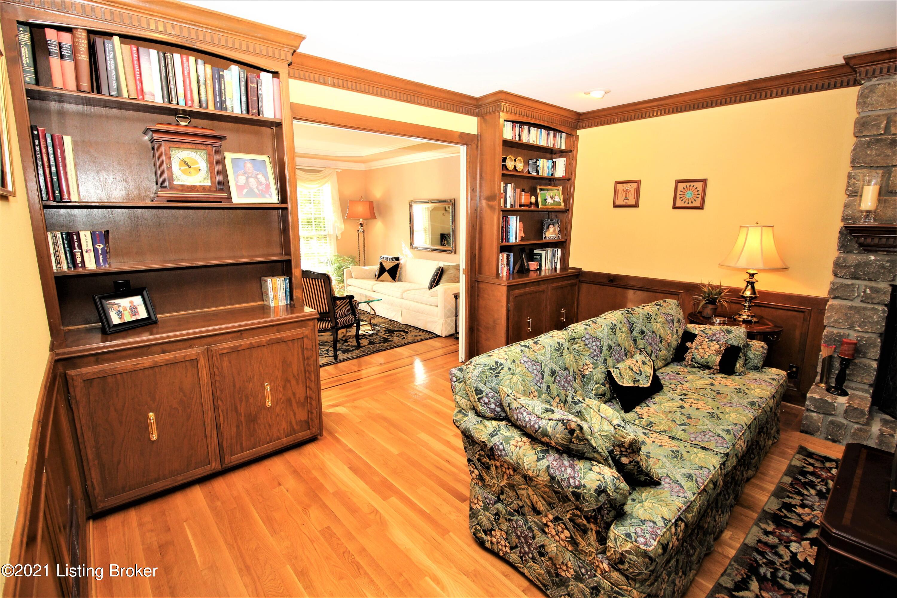711 Foxgate Road Louisville, KY 40223 - Photo 9 of 34 Family Room