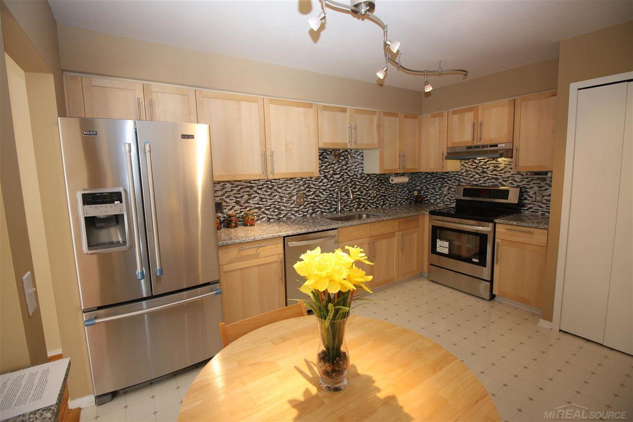 522 Oxford Court Rochester, MI 48307 - Photo 4 of 10 31247223-3.JPG
