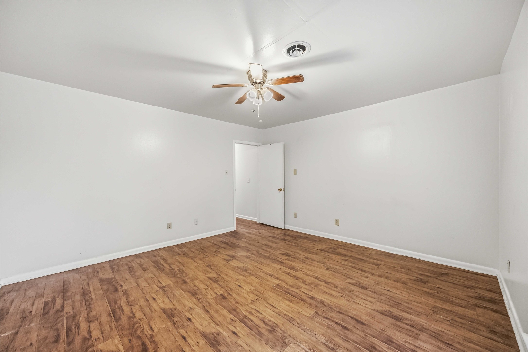 435 Rolling Wood Road Baytown, TX 77520 - Photo 22 of 29 third bedroom
