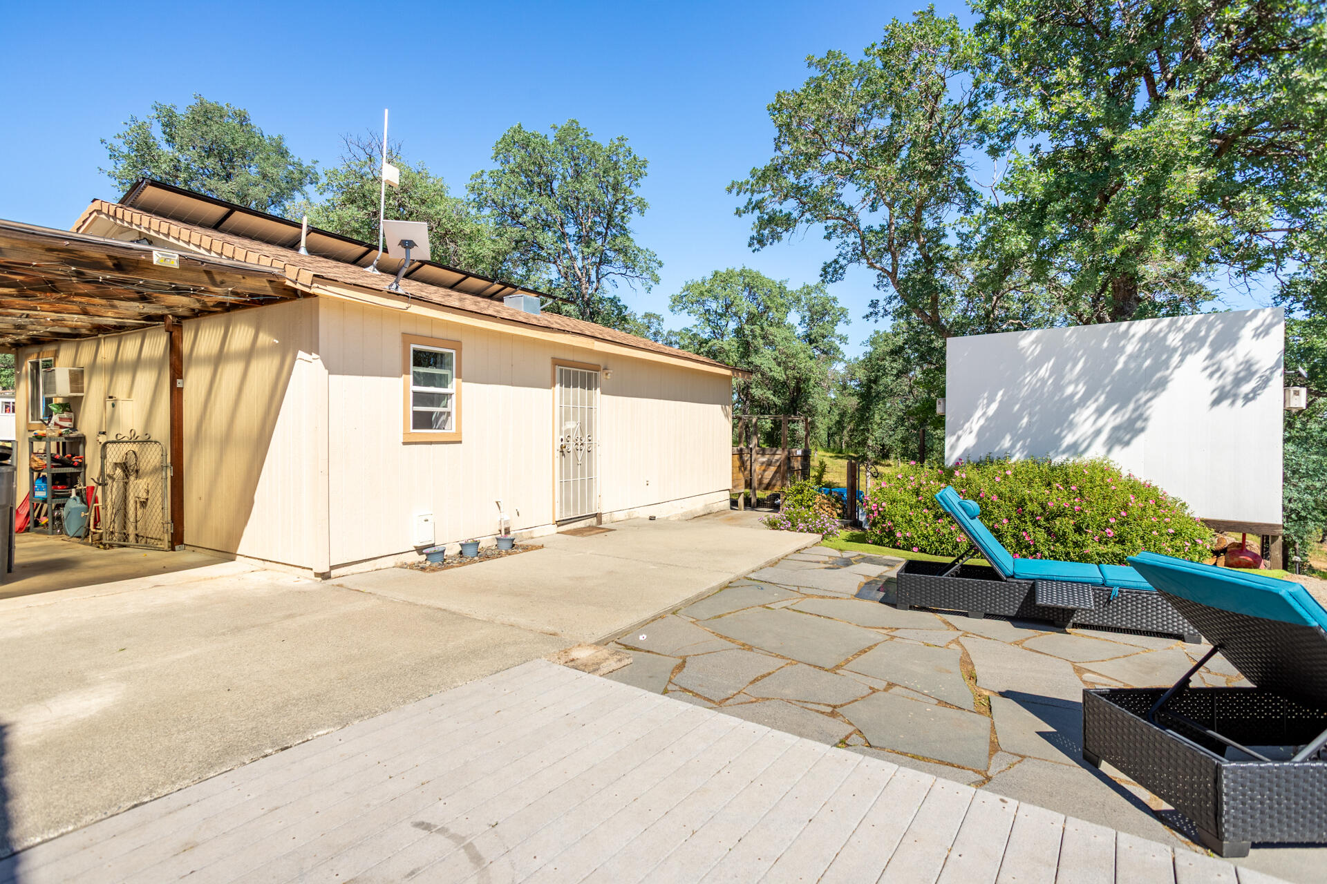 21100 Doe Run Way Red Bluff, CA 96080 - Photo 59 of 93 a backyard of a house with table and chairs