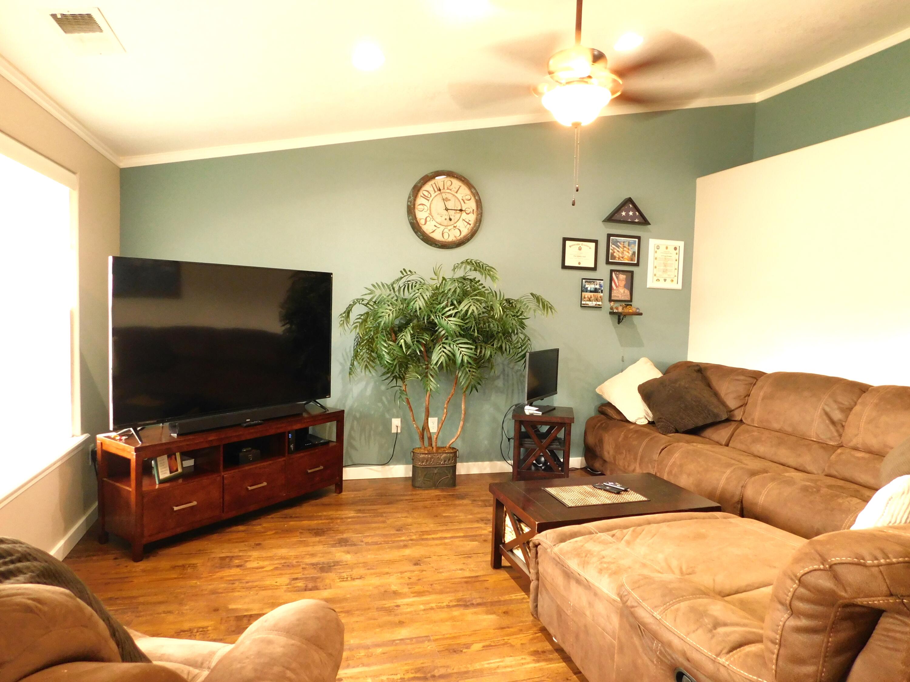 605 Andrea Way Eagle Point, OR 97524 - Photo 3 of 17 Living room
