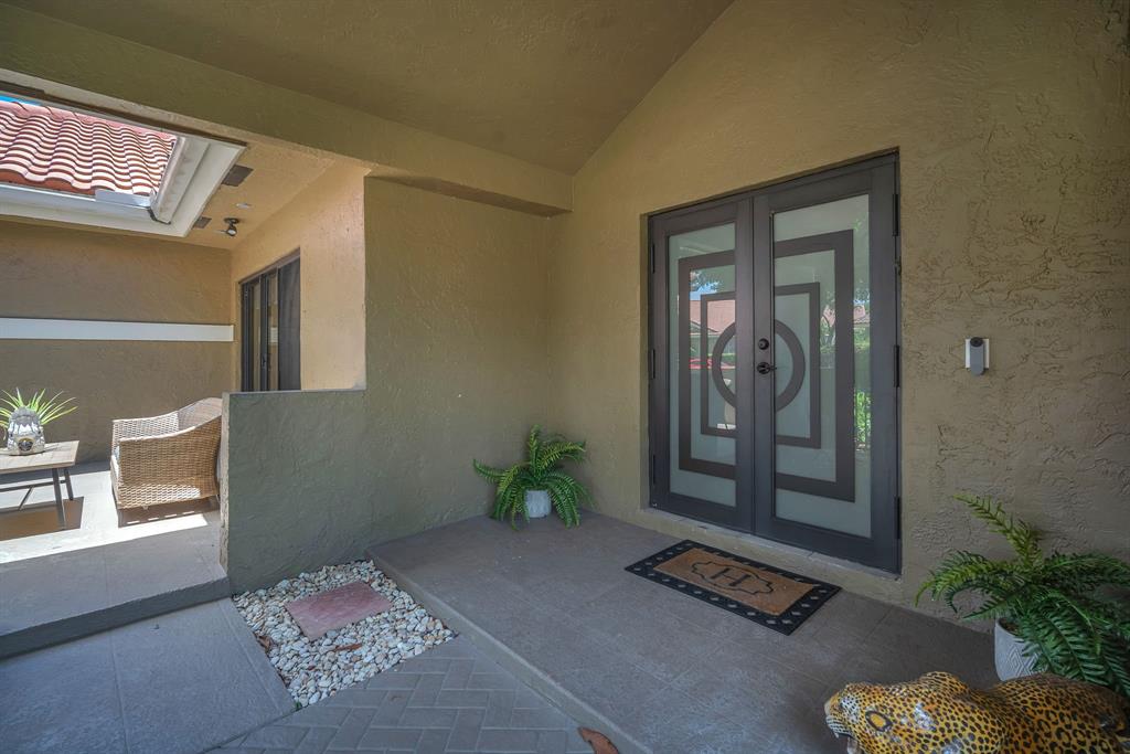 820 Southwest 87th Terrace Plantation, FL 33324 - Photo 23 of 41 a living room with furniture