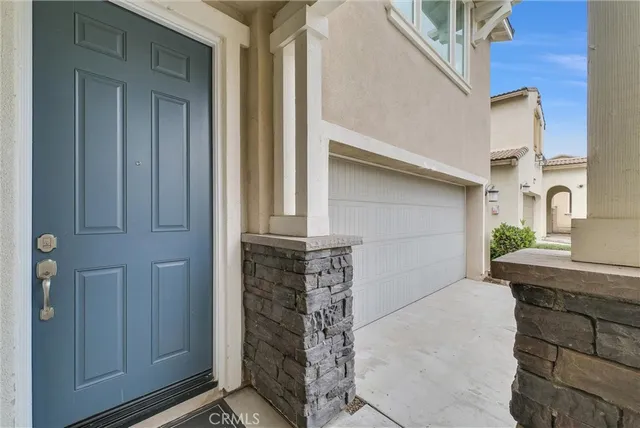 a view of empty room with window