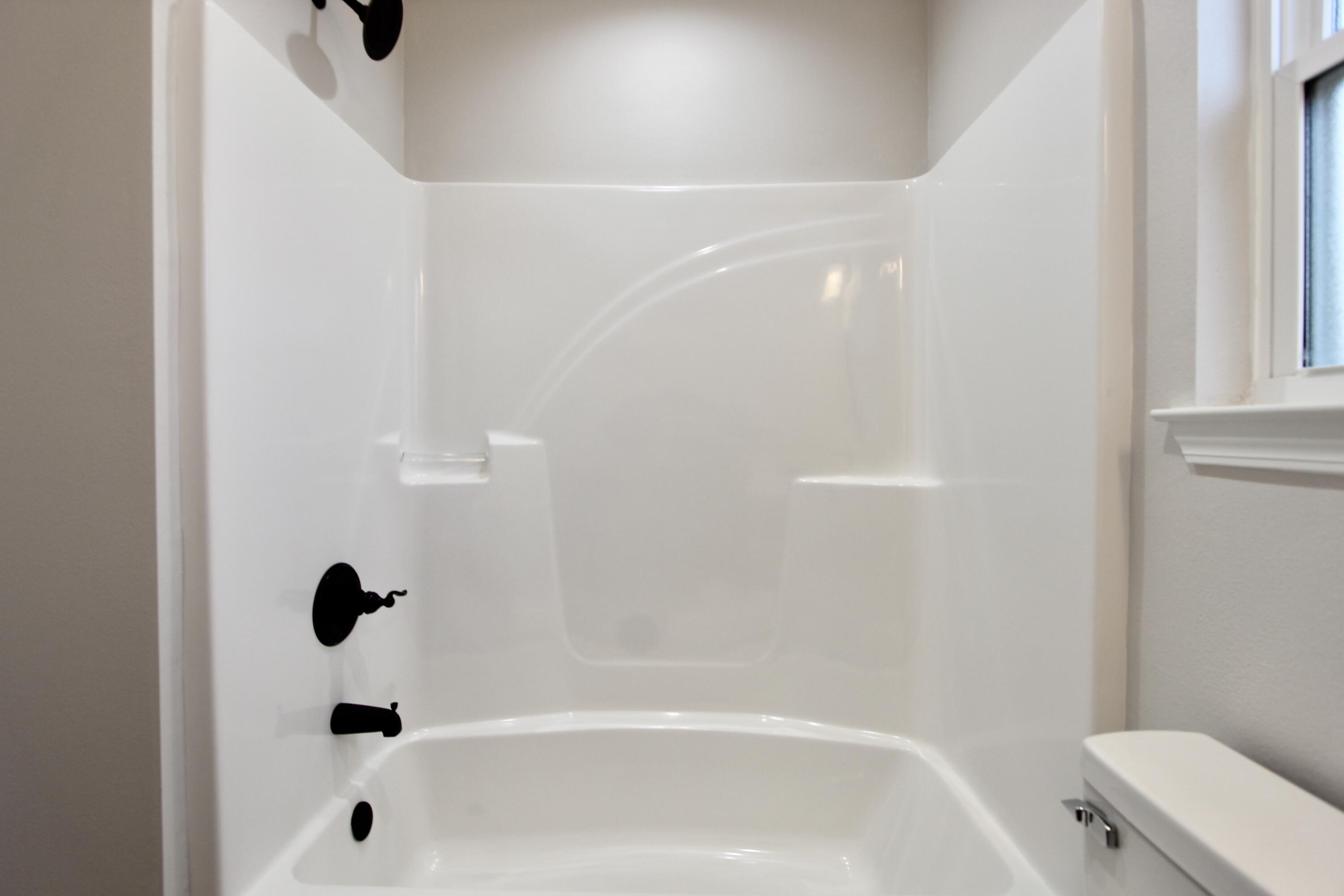 5437 Bayleaf Drive Crestview, FL 32539 - Photo 28 of 35 a bathroom with a bathtub