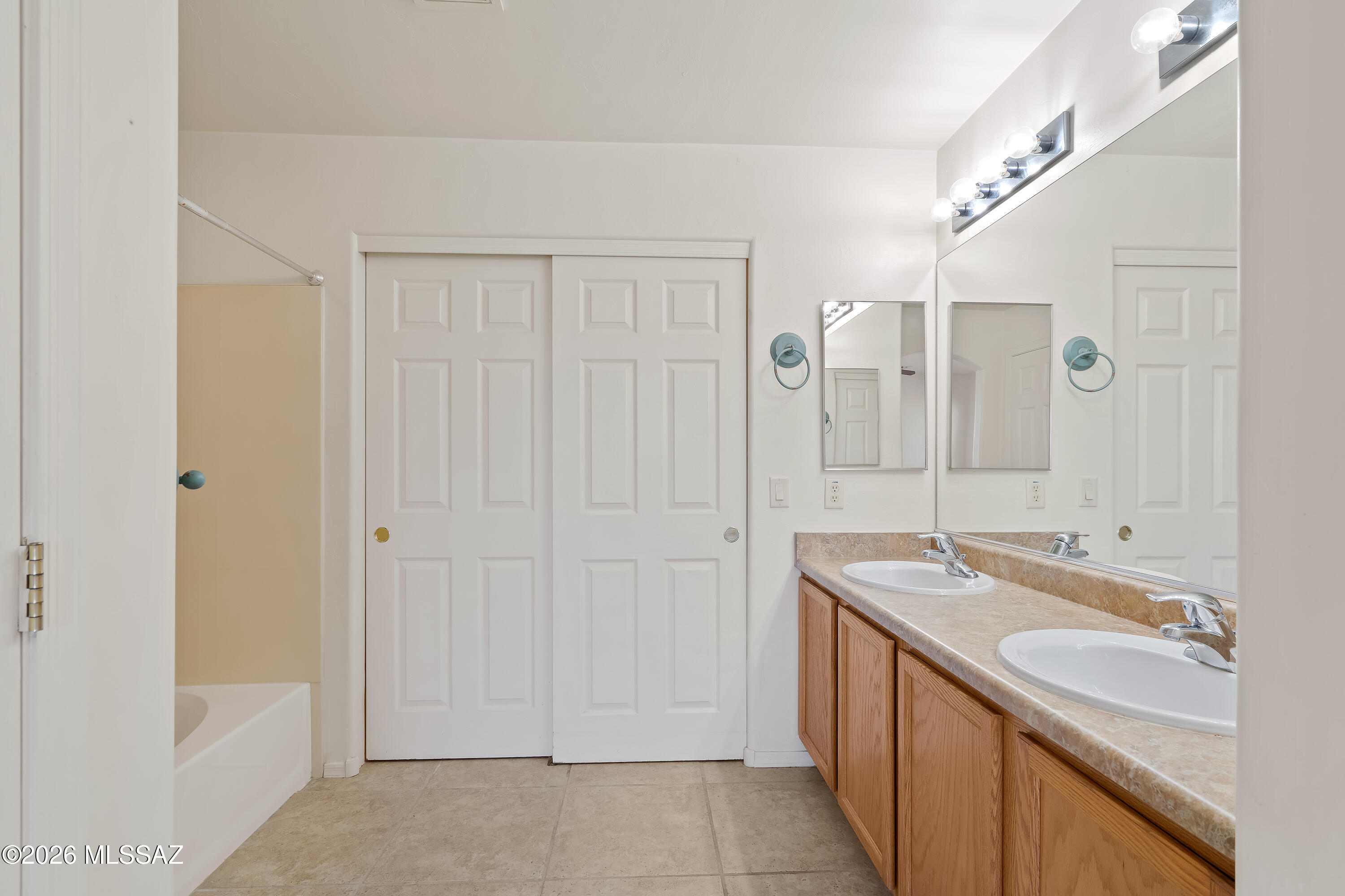 675 West Ash Ridge Drive Green Valley, AZ 85614 - Photo 19 of 33 Primary Bathroom