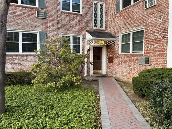 $310,000 | 43 North Forest Avenue, Unit C21, Rockville Centre, NY 11570