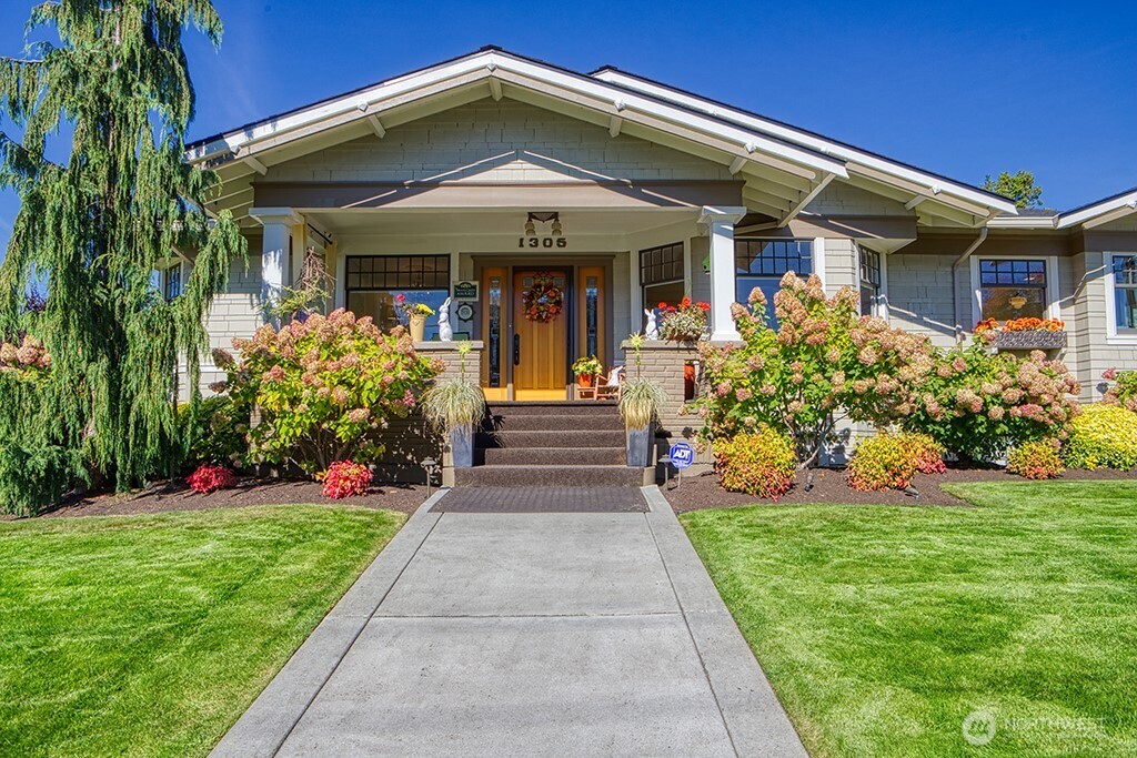 1305 10th Street Everett, WA 98201 - Photo 2 of 37