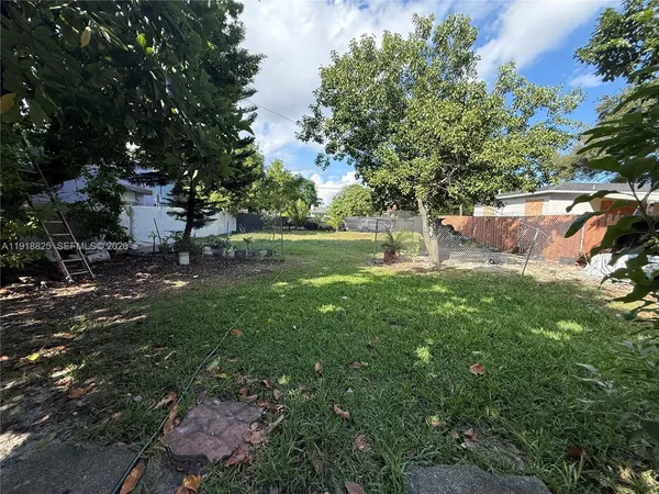 a view of a backyard